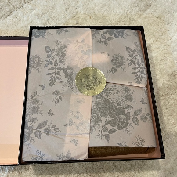 VICTORIA'S SECRET Luxury Butterscotch Cashmere Short & Sweater gift Set - Picture 9 of 13